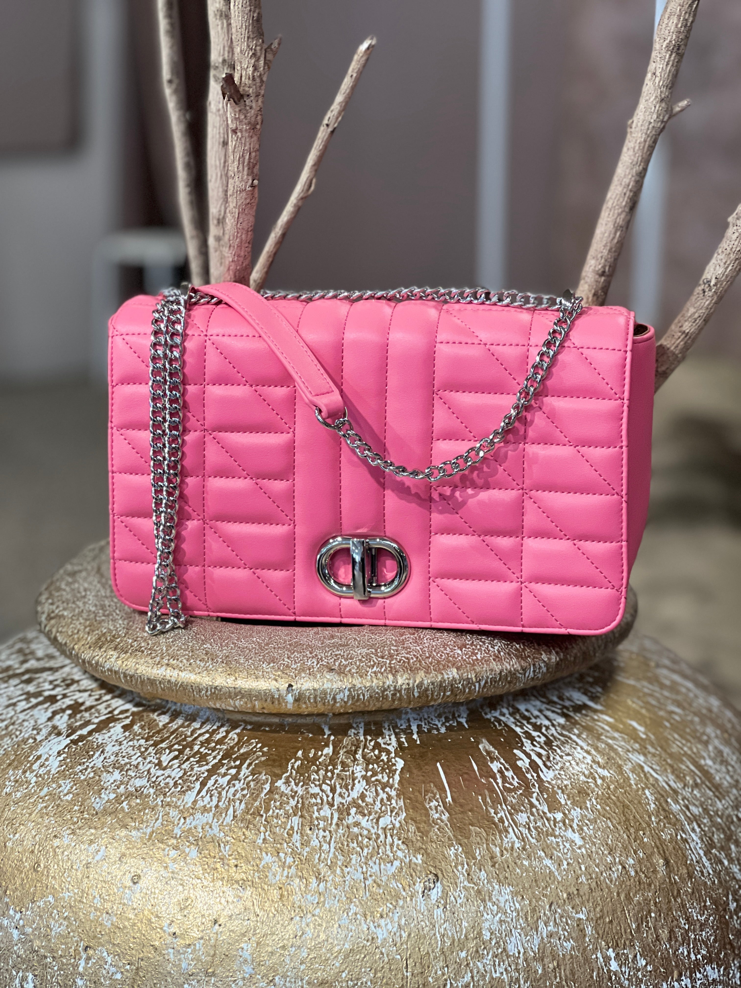 Hallie - Stor korsväska med silverfärgad kedja och stängning